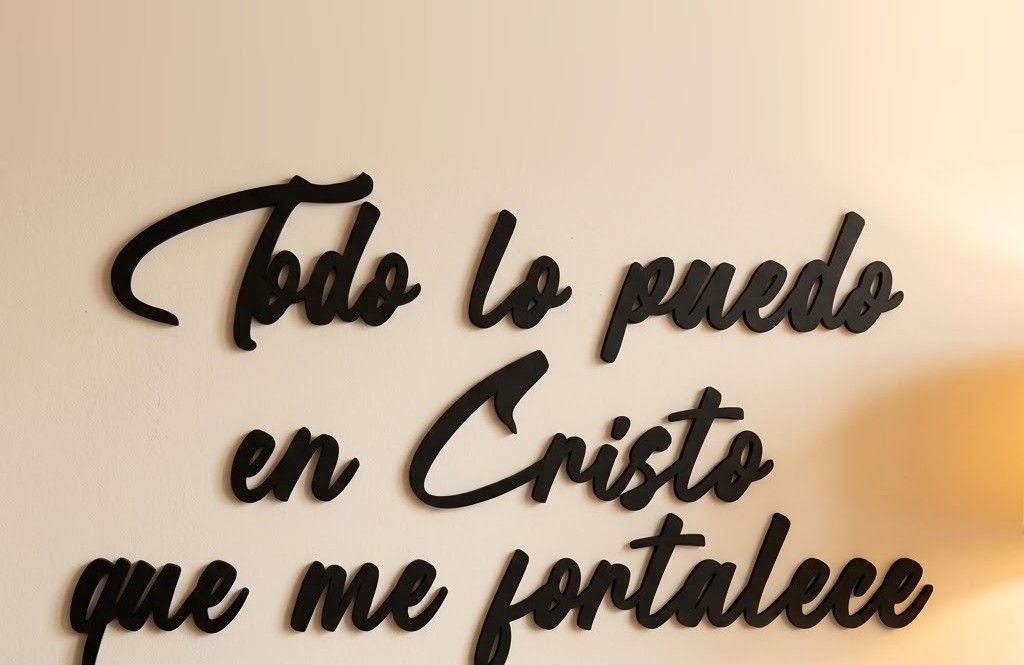 Frase «Todo lo puedo en Cristo que me fortalece» en MDF instalada en una pared
